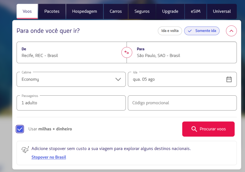 Captura de tela de um buscador de passagens aéreas configurado de Recife para São Paulo com a opção usar milhas mais dinheiro selecionada, ilustrando o tutorial de como comprar passagens com milhas.
